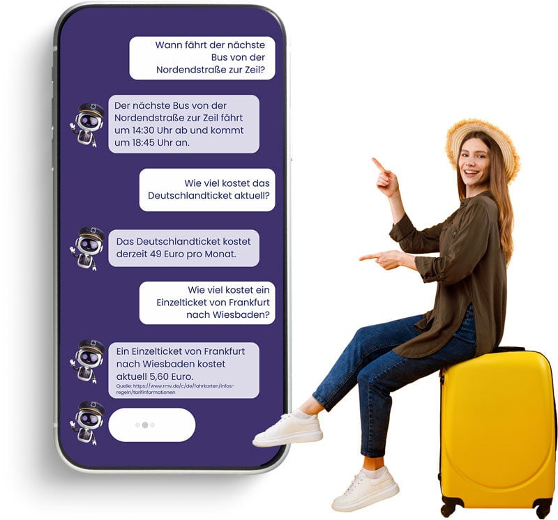 Smartphone mit Chatbot, der Auskunft zu Buszeiten, dem Deutschlandticket und Ticketpreisen gibt. Daneben sitzt eine lächelnde Frau auf einem gelben Koffer und zeigt auf das Handy